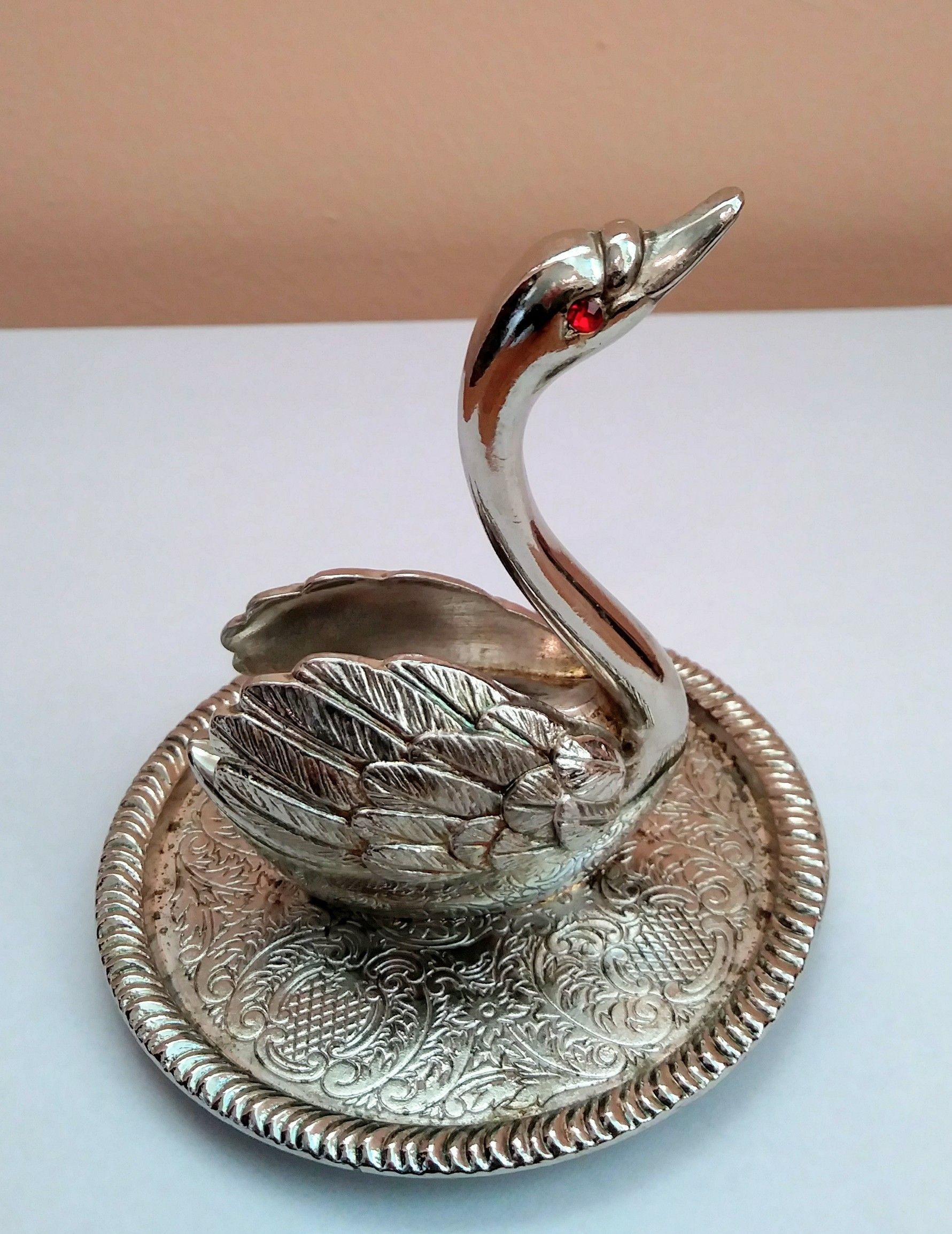Vintage Silverplated Cute Swan Ring Holder red stone eyes 3,5"