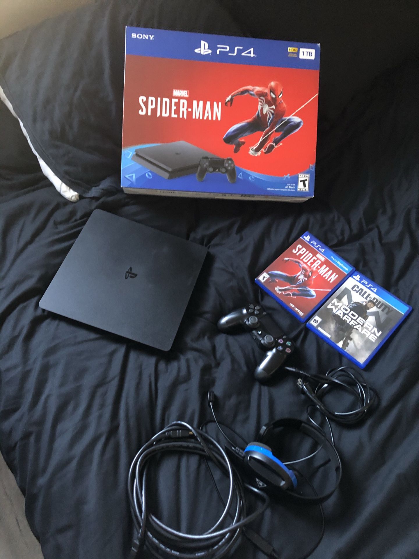 PS4 SPIDER-MAN BUNDLE 1 TB W/Modern Wafare