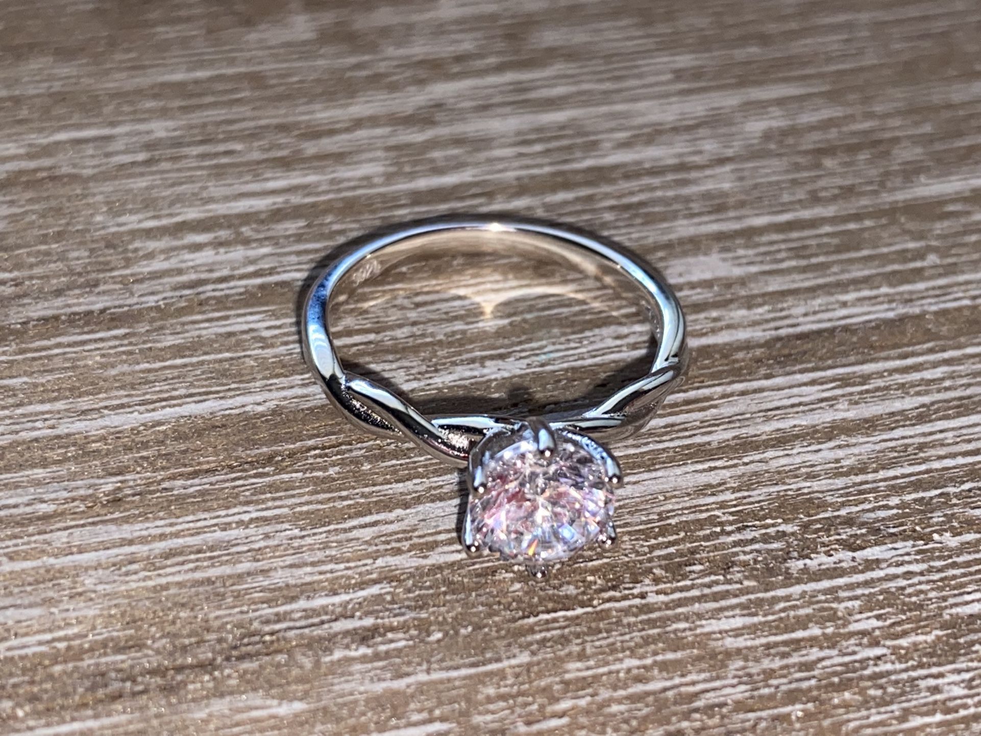 New Women’s S925 Ring (Size 6)