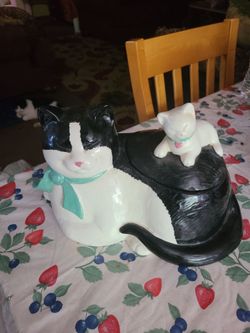 Ceramic Cat Cookie Jar with Kitten Lid