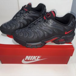 Black and Red Nike Sneakers Boy Size 6.5