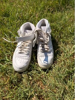 Nike Air Force used in okay condition some spots are yellow size 10