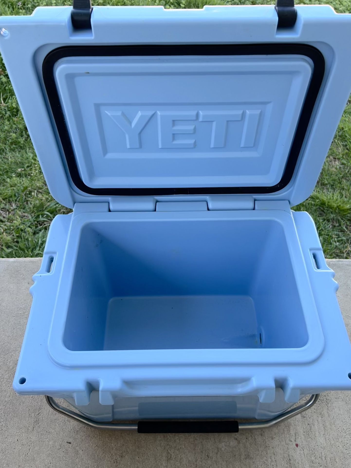 YETI Roadie 20 Hard Cooler Coral Limited Edition RARE for Sale in Upper  Arlngtn, OH - OfferUp