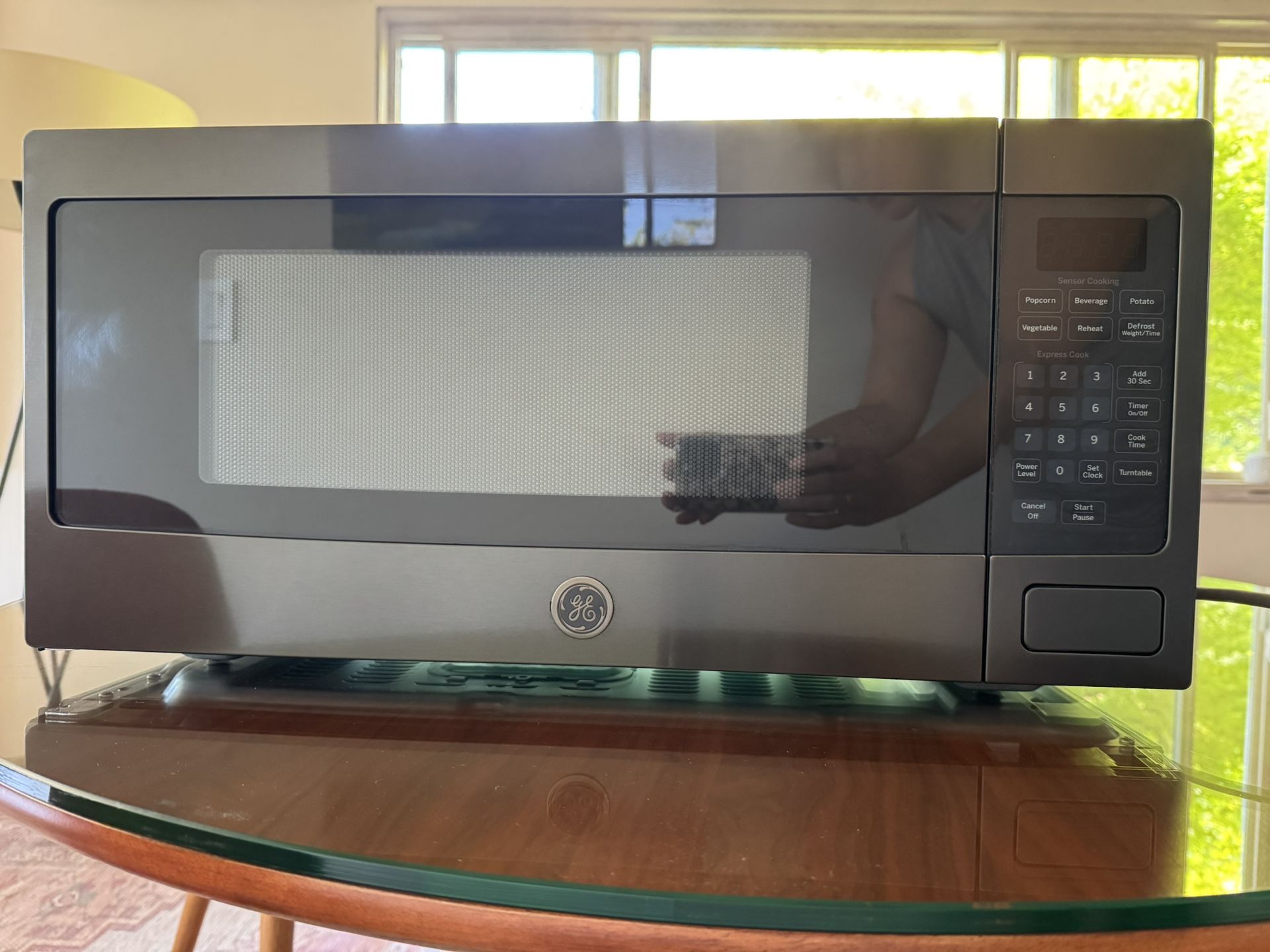 GE PROFILE - 1.1 CU. FT. COUNTERTOP MICROWAVE OVEN - BLACK STAINLESS STEEL