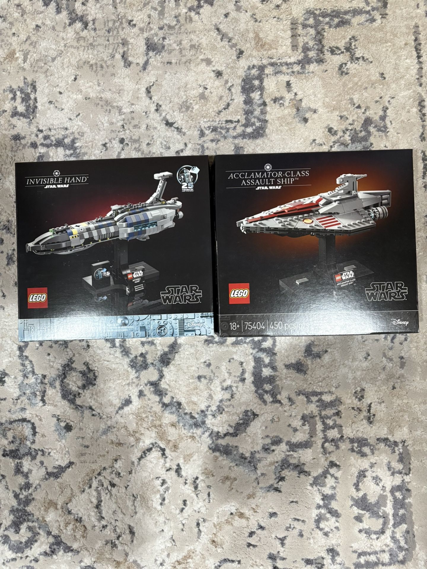 Lego Star Wars Acclamator-Class Assault ship (75404) & Invisible Hand (75377)