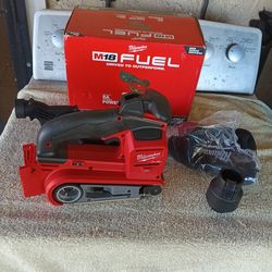 Milwaukee
M18 FUEL 18-Volt Lithium-Ion Cordless Belt Sander (Tool-Only) solo se provo