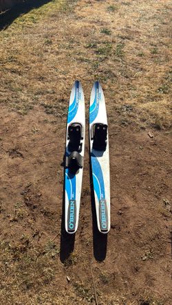 O'Brien Performers combo waterskis