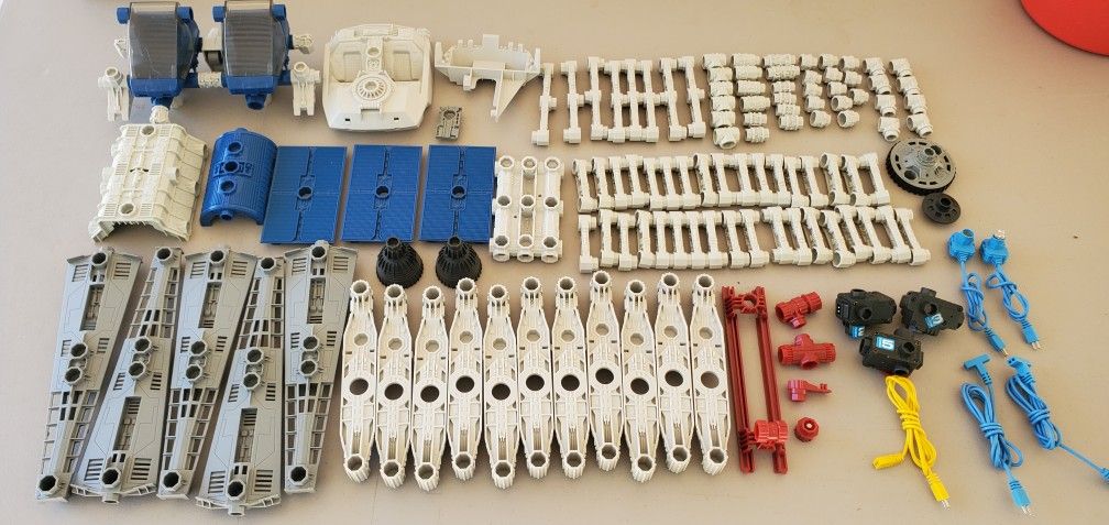 @CHV.  VINTAGE Robotix Modular Building System Puzzle Pieces For Parts 