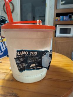 Plano 700 10 quart Bait Bucket