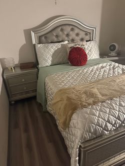 Queen wood and leather bedroom