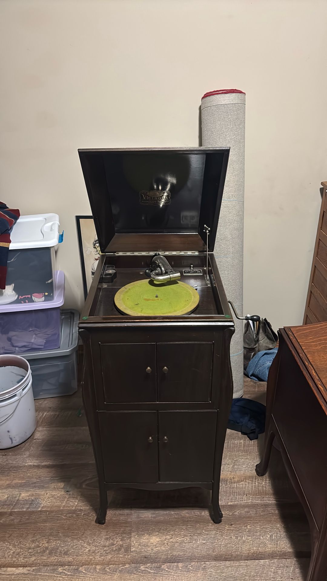 Vintage Victrola VV-80 Floor Phonograph – 1921 – Oak – Excellent Sound Quality