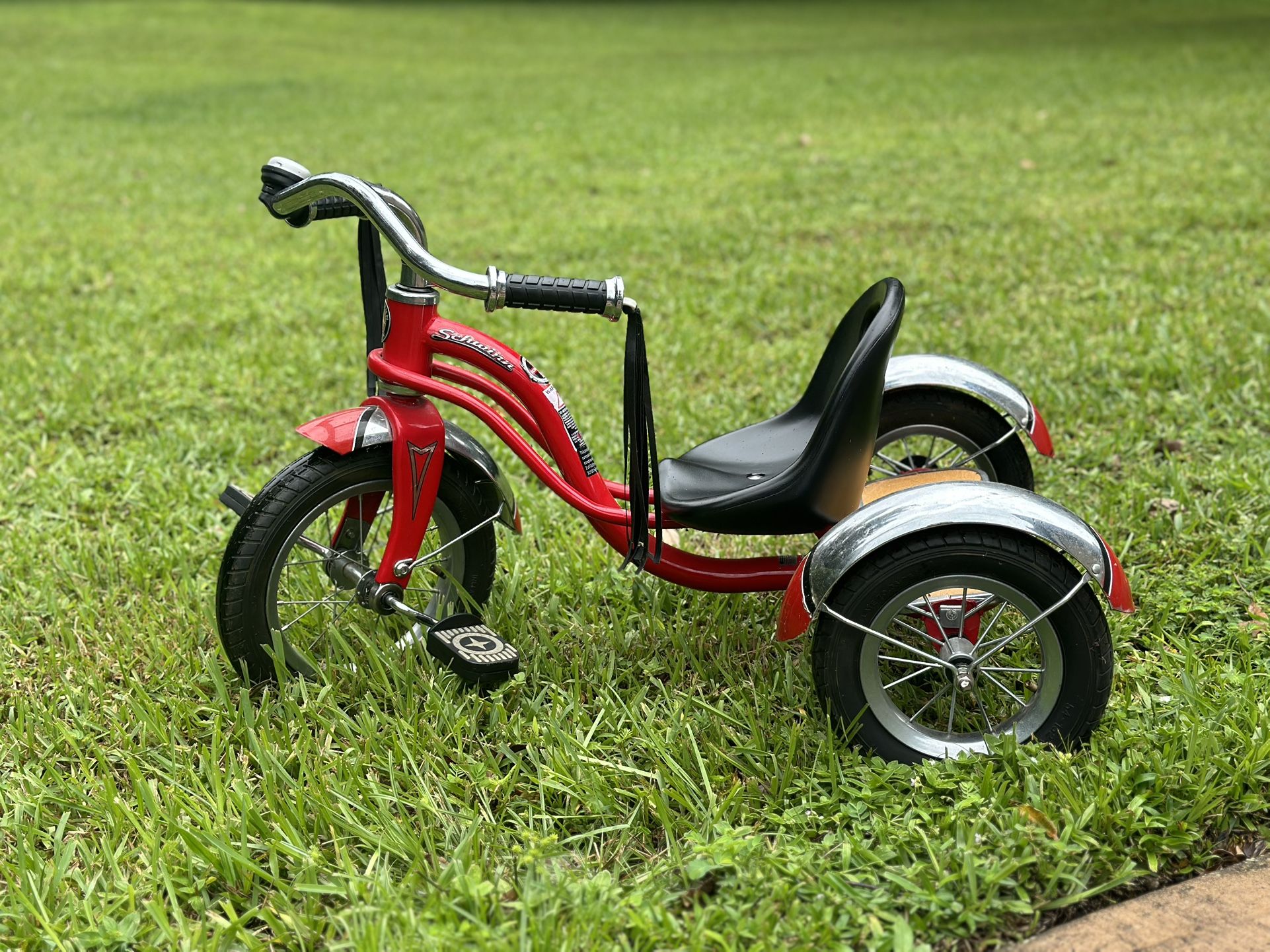Schwinna Roadster Classic Tricycle for Toddlers – 12” Front Wheel, Ages 2-4, Red