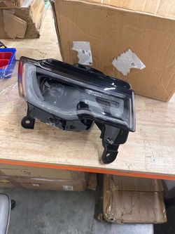 (630B)2018-2021 Jeep Grand Cherokee Trackhawk RH Driver Side Headlight - OEM