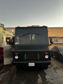 1999 Chevrolet P-30  food truck for sale or rent.