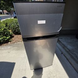 Insignia 4.3 Cubic FT Refrigerator/Freezer