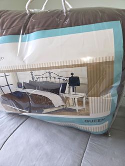 NEW QUEEN SIZE COMFORTER/BROWN