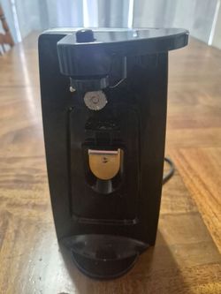 Black electric can opener