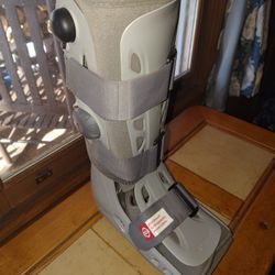Aircast  Airselect Standard Walker Boot
(medium)