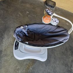 4 Moms Mamaroo Multi-function Baby Swing