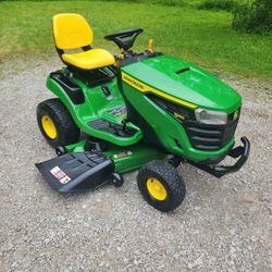 John Deere S140 Riding Lawn Mower Only 26 Hours