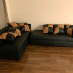 black sectional with 7 pillows included