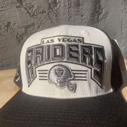 Las Vegas Raiders Pro Standard Cream/Black Snapback w/Pin