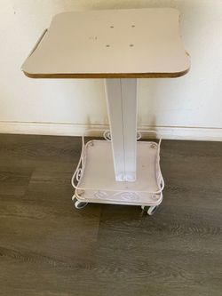Stand its 27 inches tall