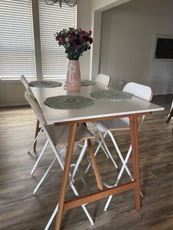 White dinning table with 4 chairs