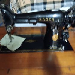 1940s Singer Sewing Machine In Walnut Cabinet 