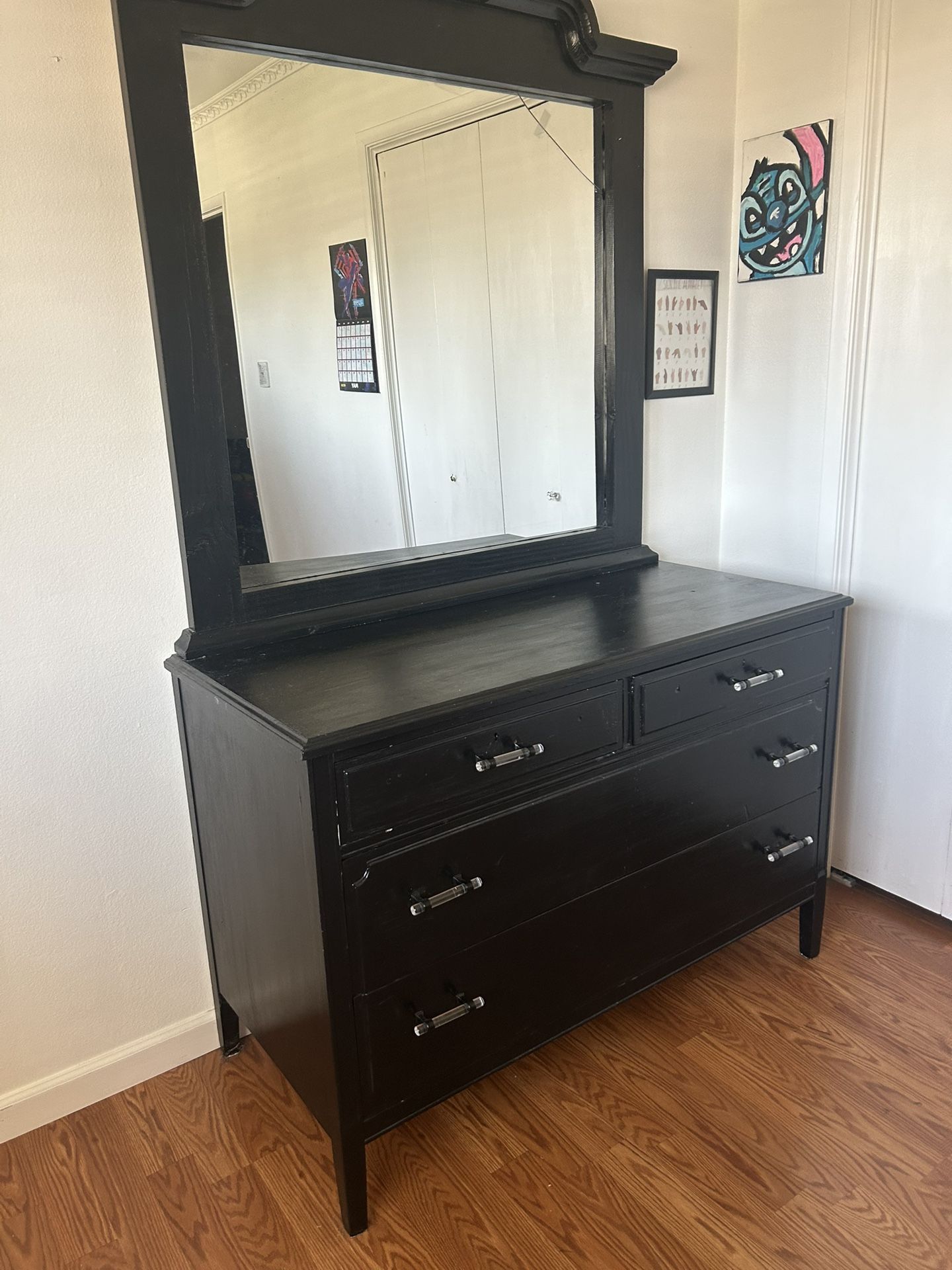 Dresser With Mirror