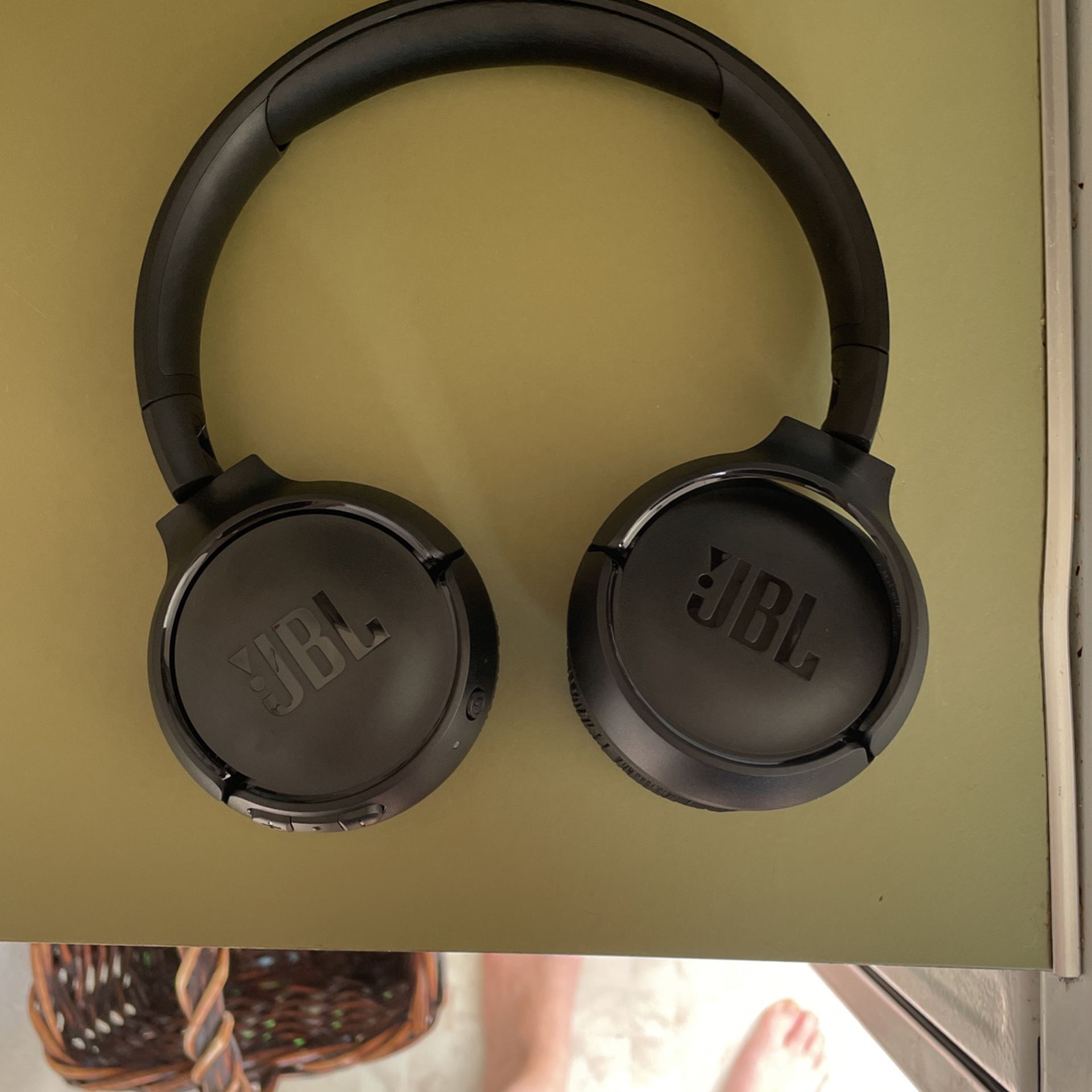 JBL Wireless Over Ear Headphones