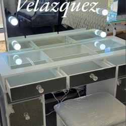 ✅️London Vanity Set (USB and power outlet to charge your phone, tablet, or power your beauty tools)