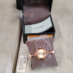 BRUH-B074PTZHHC  Titan Women's Raga Metal Jewellery Design, Bracelet, Buckle Clasp, Quartz Glass, Water Resistant Analog Wrist Watch