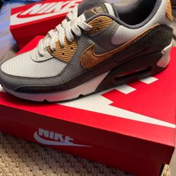 Nike AIR MAX 90 WITH PEWTER AND COPPER COLORS. Men's Size 10 BRAND NEW