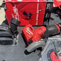 Milwaukee M12 3in Saw W Battery 