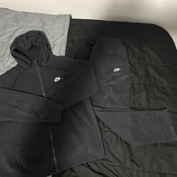 Nike Top And Bottoms Size Medium 