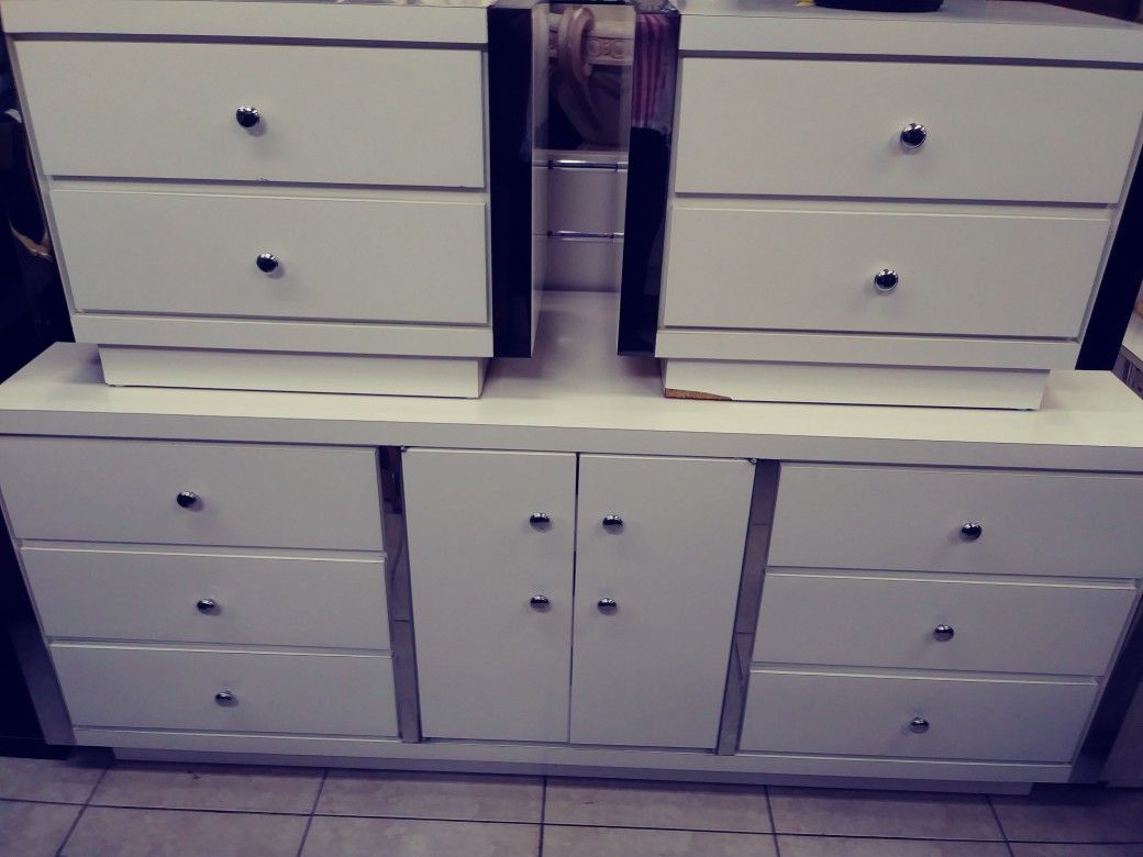 King headboard dresser with mirrors and 2 night stands