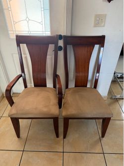 2 Sillas De Comedor Bien Firmes, En Buenas Condiciones.. 2 sturdy dining chairs in good condition.