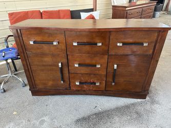 SUPER BEQUTIFUL SOLID WOOD DRESSER