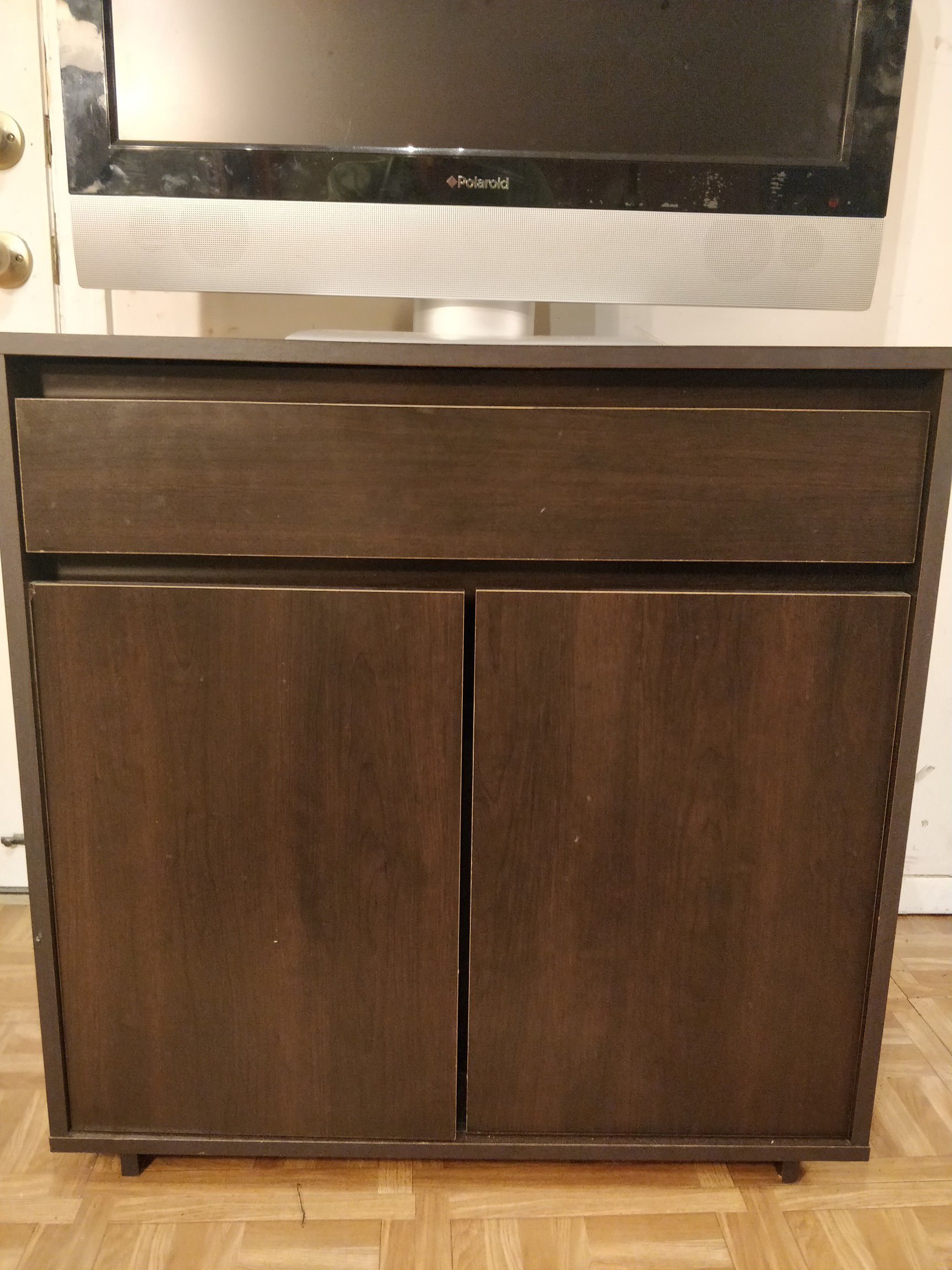 Nice TV stand/ cabinet with big drawer and shelves in good condition. L29.5"W19.5"H30"