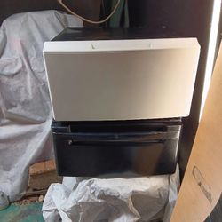 2 Front Load Washer/Dryer Pedestals