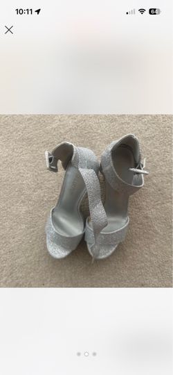 ✨ Silver Glitter Dream Pairs Heels — Size 7 ✨