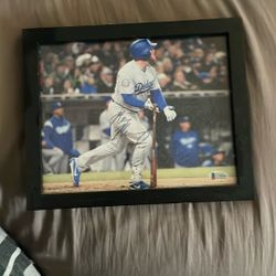 Max Muncy signature
