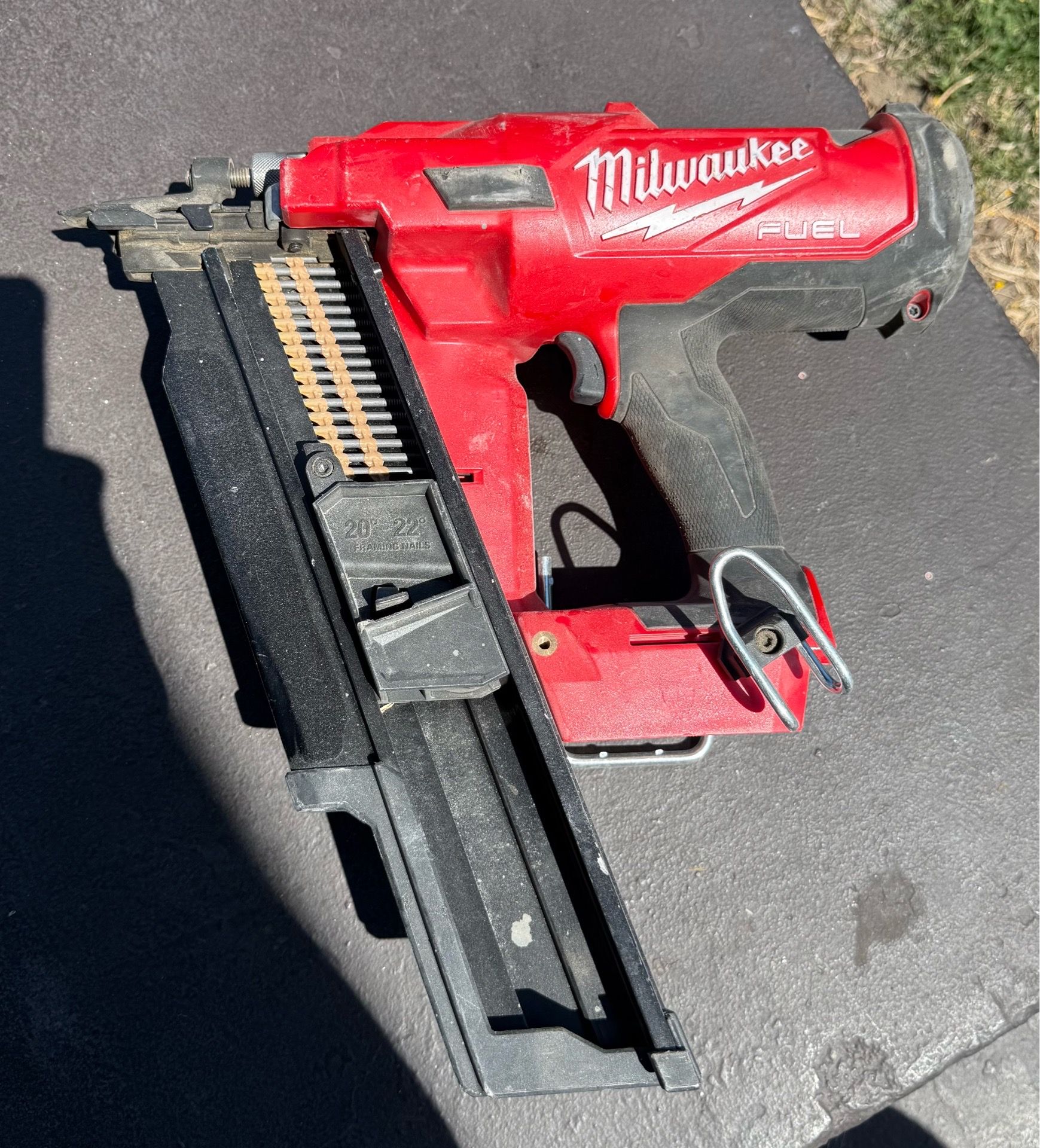 Milwaukee 18v 21• nail gun