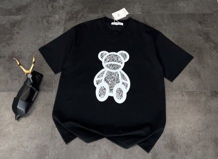 The T-shirt is printed with the classic Dior bear pattern