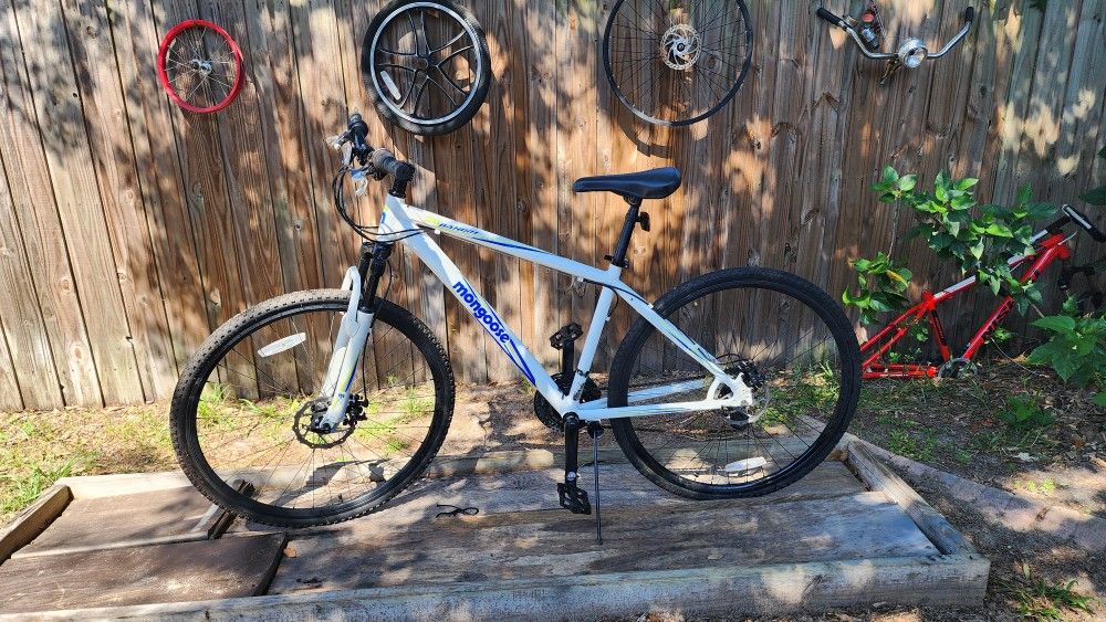 700c mens mongoose banish 2.0 bike