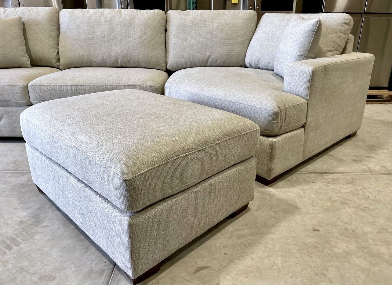 Free Delivery Brand New Thomasville Ezra Light Gray Fabric Sectional