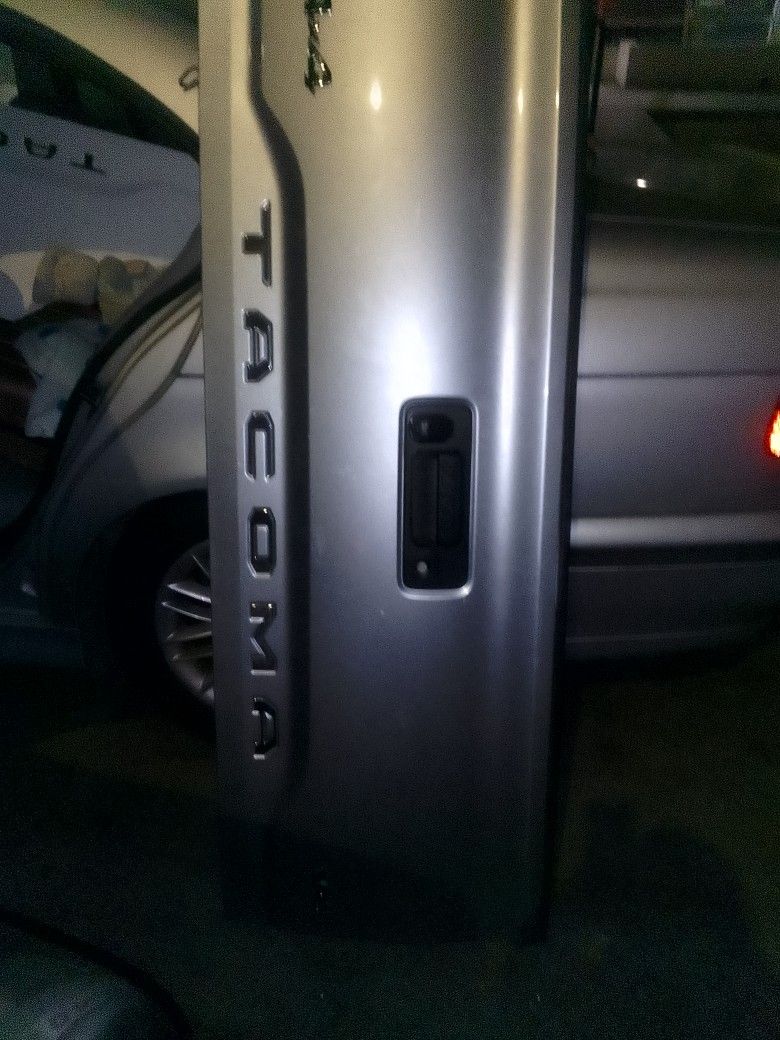 Tailgate Toyota Tacoma
