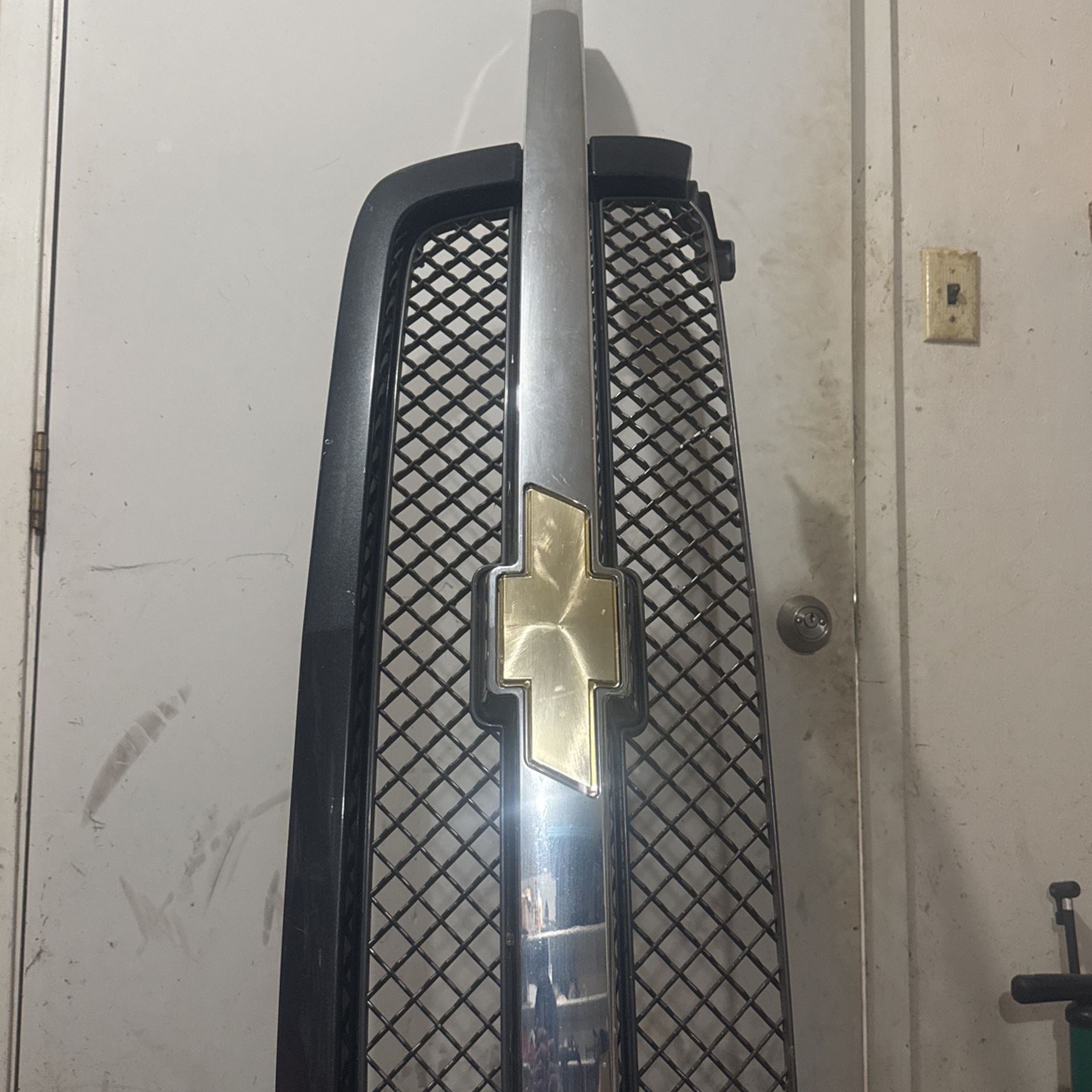 05 OEM Silverado Grill