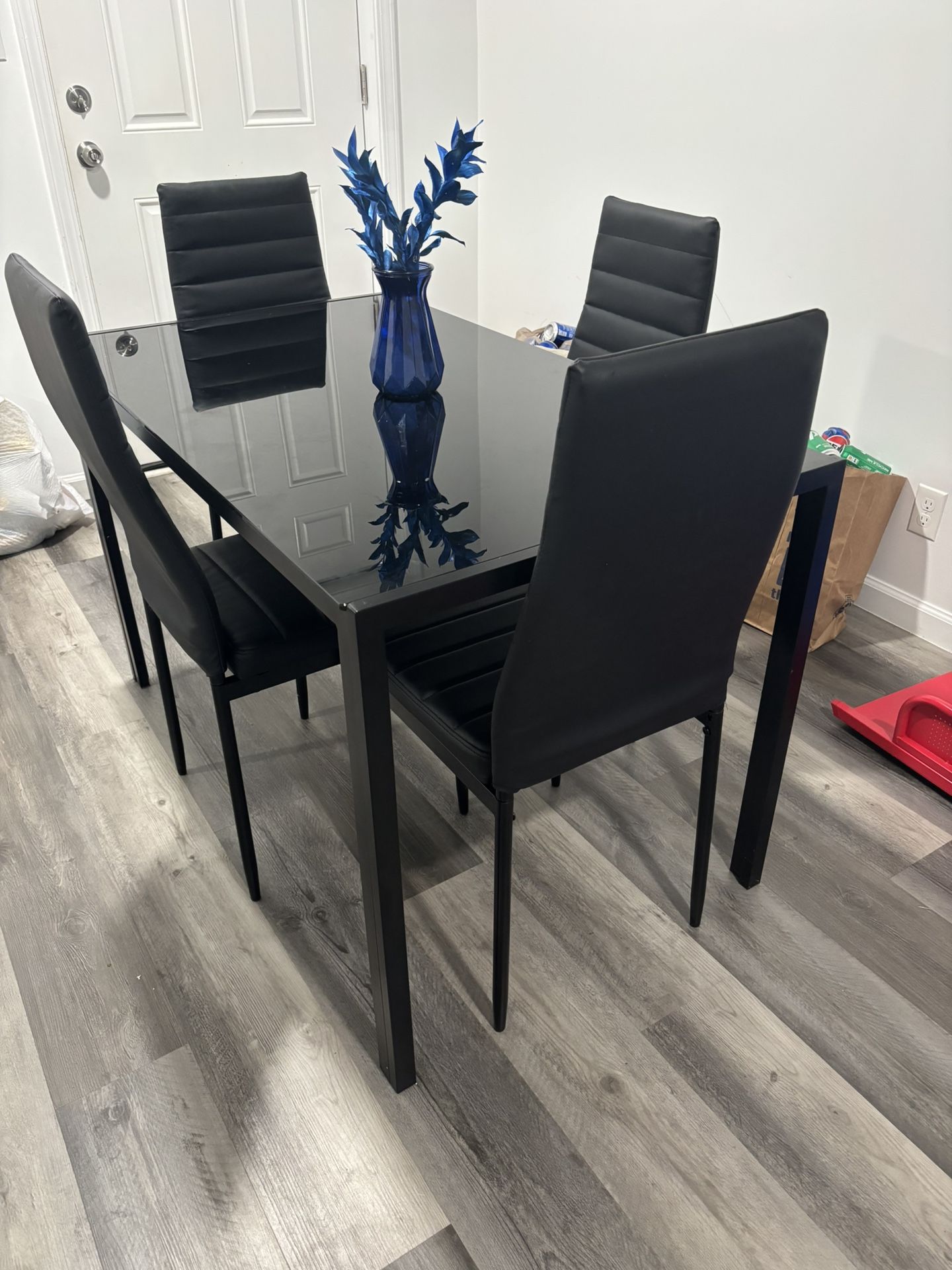 Like New Table W/ 4 Chairs